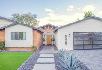 Old Town Farmhouse has rooms with a private hot tub