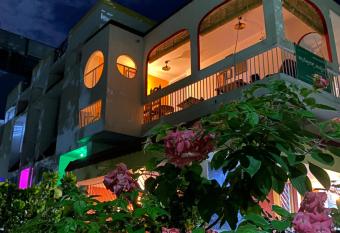 Crossroads Hostel 1980 has Balcony rooms