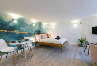 Island Studio with on-site parking allows 18 year olds to book a room