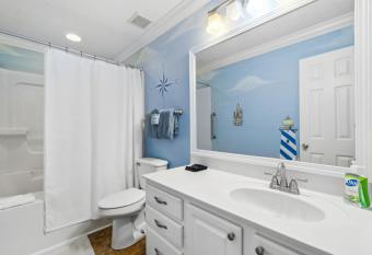 Seaspray Hideaway Sleeps 8 Pools Beach Access allows 18 year olds to book a room