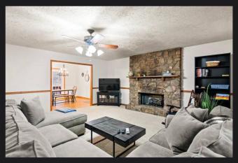 Hilltop Acres, Mountain View has rooms with a private hot tub