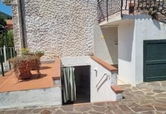 Monolocale della casarelaxcavo allows 18 year olds to book a room