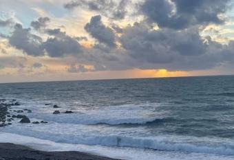 Beautiful Town house on the beach allows 18 year olds to book a room