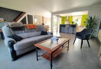 Maison    15 minutes de la Baie de Somme has Balcony rooms