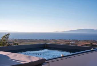 GTK Santorini Oia Sunset Villas has rooms with a private hot tub