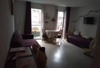 Agr  able Studio familial    lourdes, proche gare has Balcony rooms