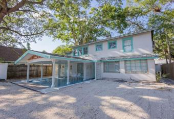 Artsy - Cozy Escape has Balcony rooms