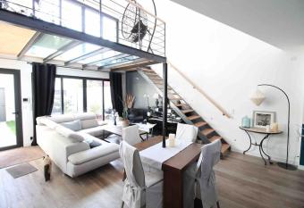 Maison Loft Cosy    8 mn et du port de La Rochelle has Balcony rooms