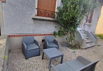 Petite maison avec jardin has Balcony rooms