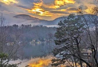 Lake Front Home w/ Mountain View has Balcony rooms