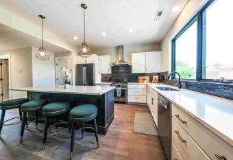 The Urban Oasis has Balcony rooms