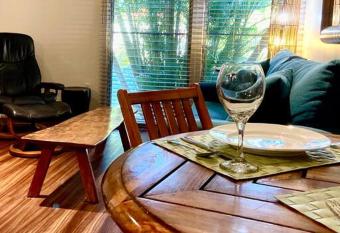 Heart of Lahaina - One bedroom with Air Condition has rooms with a private hot tub