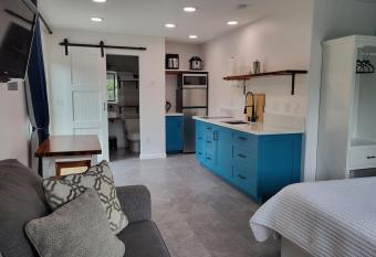 Vista Moonlight Suite - private studio apartment has Balcony rooms