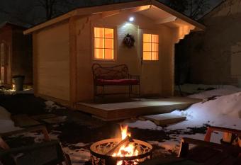 Cozy Cabin with pool & hot tub has Balcony rooms
