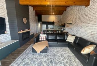 Lawlers 41 - Hotham Heights has Balcony rooms