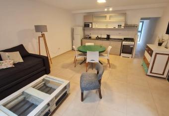 MENDOZA TURiSTA - CINCO DEPARTAMENTOS A ESTRENAR HASTA 20 PERSONAS has Balcony rooms