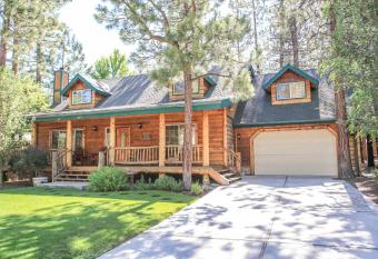 Abe's Cool Cabin - Nice luxury home with a game room, hot tub, and pool table has rooms with a private hot tub