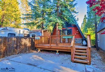 A-Frame Delight - A cute little cabin and stones throw away from Big Bear Snow Play has rooms with a private hot tub