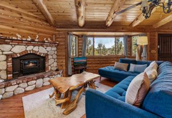 Amelie's Chalet - Stunning log cabin home with game table and hot tub! has rooms with a private hot tub