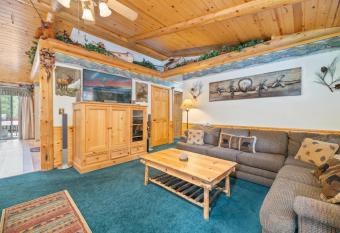 Angels Seat - Beautiful log cabin with hot tub with a wood burning fireplace ` has rooms with a private hot tub