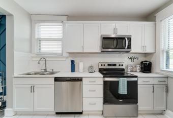 The centrally located Modern Entertainment home has rooms with a private hot tub