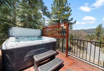 BB Lake View Lodge - Gorgeous Lakeviews, Hot Tub, Jetted Tub, and Firepit! has rooms with a private hot tub