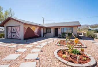Artistic getaway at Joshua Tree with King Bed allows 18 year olds to book a room