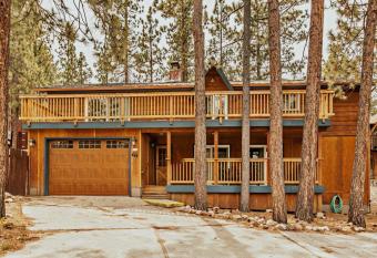 Bear Claw Cabin - Perfect location with an amazing game room and hot tub! has rooms with a private hot tub