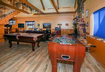 Bear Family Cabin - Stay together & play together! Foosball, billiards, hot tub, walk to lake! has rooms with a private hot tub