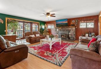 Bear family Ranch - Perfect for groups! ideal location for stargazing and sky watching! has rooms with a private hot tub