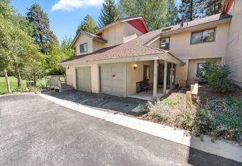 Bear Mountain Escape - Isolated mountain escape while remaining incredibly close to activities! allows 18 year olds to book a room