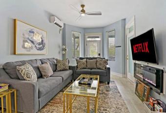 2BR Urban Gem in Logan Square, Pet friendly! allows 18 year olds to book a room