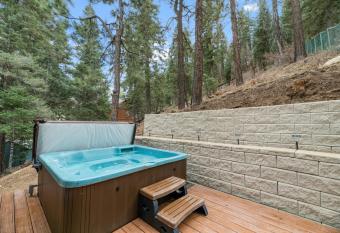 Bear Mountain Summit - A-frame nestled in the oaks and pines! has rooms with a private hot tub