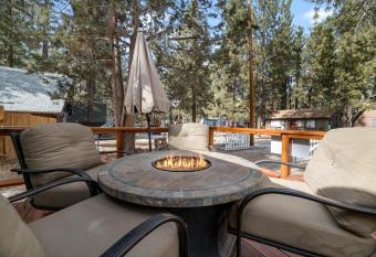 Bear Paz Cabin - Picturesque cabin minuets from Big Bear Snow Play, Ropes Course, Go-carts and more! allows 18 year olds to book a room