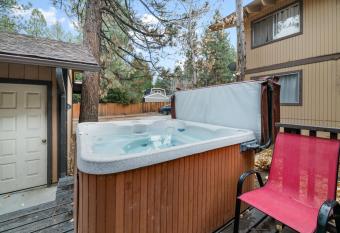 Bear Retreat - Modern location within walking distance to Snow Summit with a private hot tub! has rooms with a private hot tub