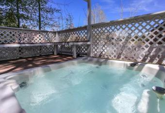 Bear Snugglin - Down the road from Bear Mountain!! Hot Tub! has rooms with a private hot tub