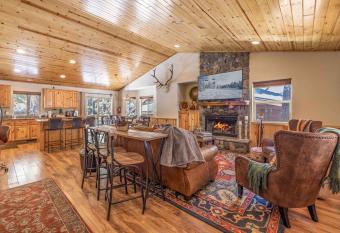 Bearadise Cabin - Close to everything with Hot Tub and Game Room! has rooms with a private hot tub