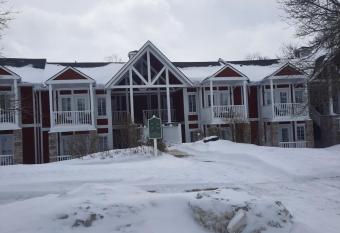 Vacation in Horse Shoe Valley has Balcony rooms