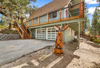 Big Bear Moose House - Views of the Mountains! Foosball Table, Darts and Streaming! allows 18 year olds to book a room