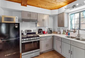 Big Pine Chalet - Peace and serenity cabin located in the quiet neighborhood! allows 18 year olds to book a room