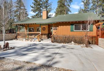 Black Bear's Lair - A cozy home equipped with all the essential amenities for a relaxing getaway! allows 18 year olds to book a room