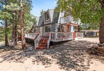 Blue Jay Pines- Charming mountain cabin in a friendly Sugarloaf neighborhood! has Balcony rooms