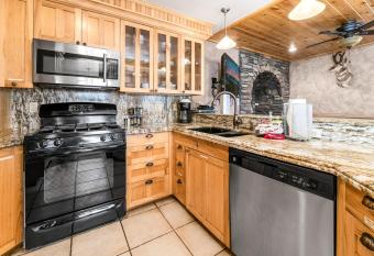 Casa Bella - Spacious mountain home, game room, WIFI, perfect for family gatherings! allows 18 year olds to book a room