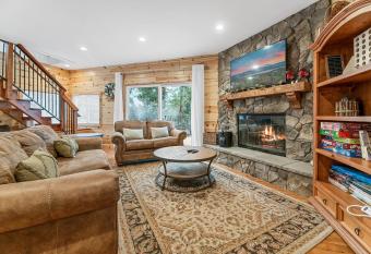 Casa Luna- Beautiful Maltby style home, just a short drive from Big Bear's attractions! allows 18 year olds to book a room