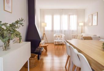 Can Falga Alojamiento en el coraz  n de Besal   allows 18 year olds to book a room