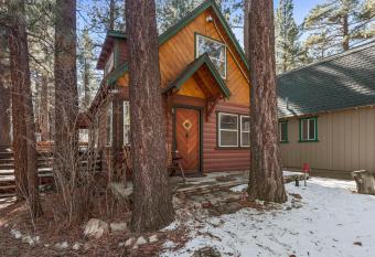 Coe-zy Cabin - This cabin has tons of Big Bear Charm and is a perfect mountain getaway! has rooms with a private hot tub