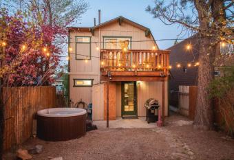 CottonTail Cottage - This cabin has tons of Big Bear Charm and is a perfect mountain getaway! allows 18 year olds to book a room