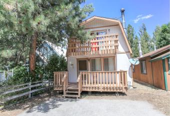 Country Cottage - Wonderful home-feel cabin! Rock Fireplace! allows 18 year olds to book a room