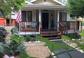 Coy Cottage - NEAR OKTOBERFEST! Calm & quite location within minuets of the heart of town! allows 18 year olds to book a room