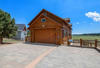 Coyote Flat - Luxury Log Cabin with jet tubs and more! allows 18 year olds to book a room